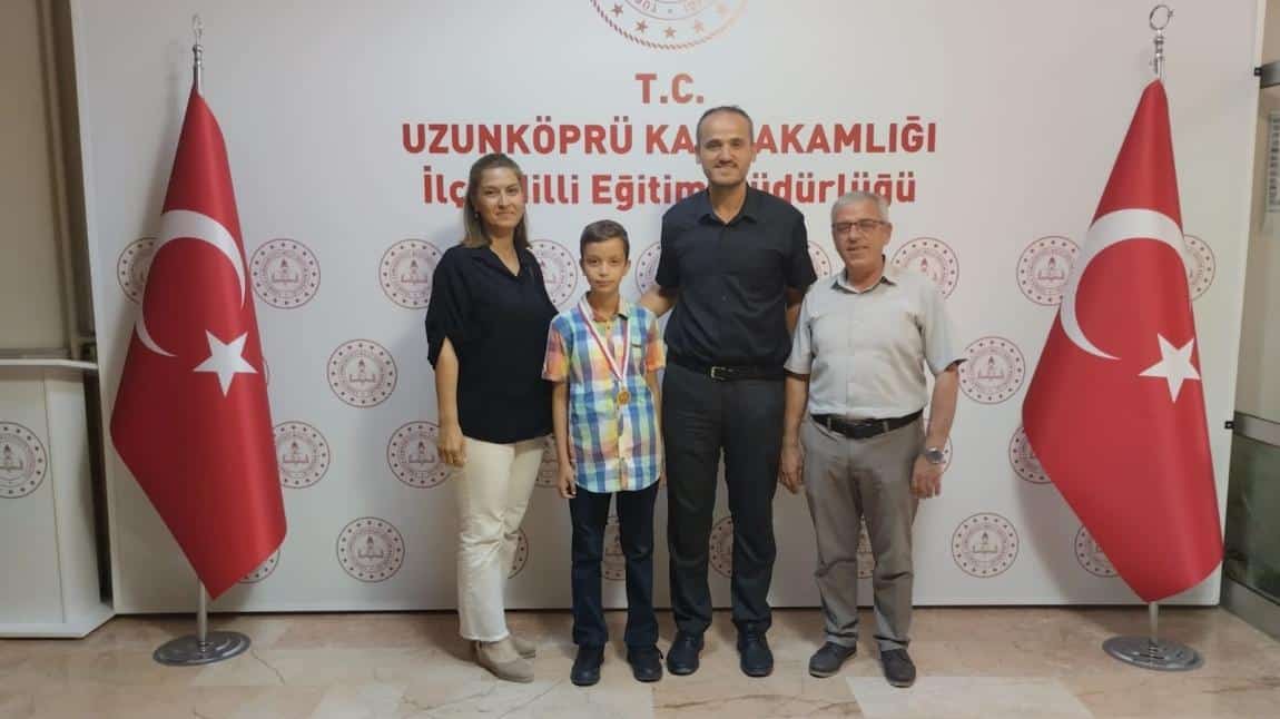 2025 Darüşşafaka Eğitim Kurumları Sınavında Türkiye 16.sı Olan Öğrencimiz Hakan Balık İlçe Milli Eğitim Müdürü Tarafıdan Ödüllendirildi.